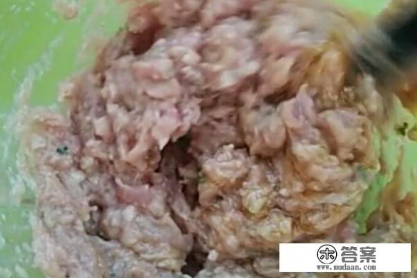 屈浩大厨炸猪肉丸子详细做法？