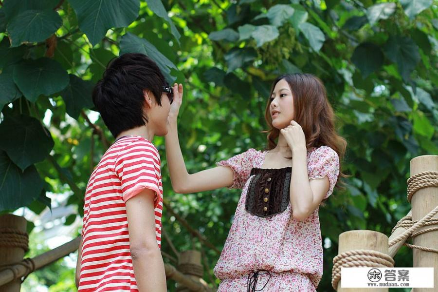 一个男人不怀好意的看着一个女人笑，那种坏坏的笑，是什么情况？