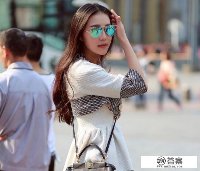 一个男人不怀好意的看着一个女人笑，那种坏坏的笑，是什么情况？