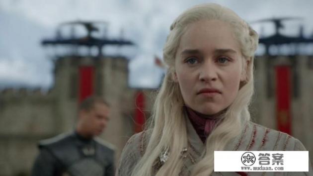 《饥饿游戏》系列电影改编自哪位美国作家的同名三部曲小说？