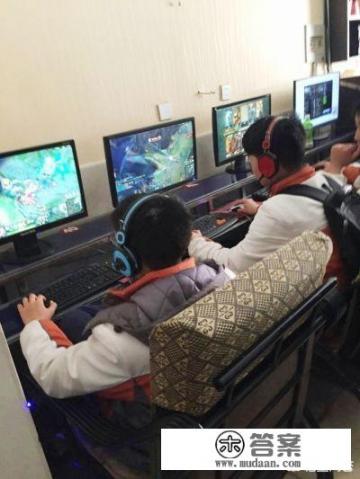 大青树下的小学动物突出什么? 大青树下的小学动物突出什么?