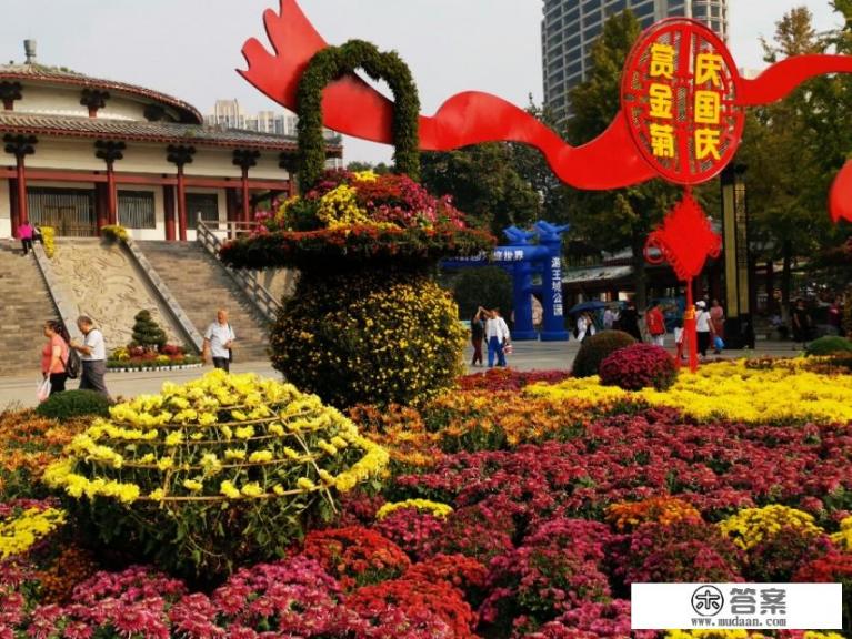 国庆旅游是自驾还是坐车？
