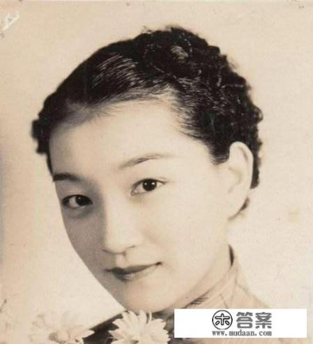 找一部现代人穿越到民国的谍战小说，政治倾向不限，要求男主可以风流？