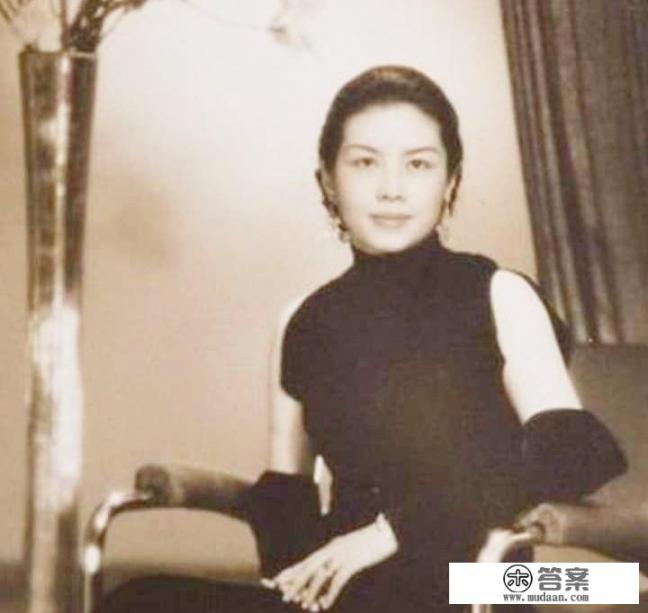 找一部现代人穿越到民国的谍战小说，政治倾向不限，要求男主可以风流？