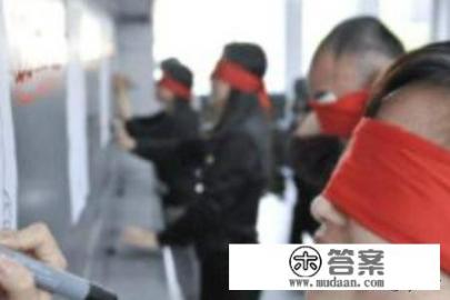 在室内环境中，团队合作类游戏不仅能够增进成员间的默契，还能激发创新思维与信任感，以下是一些精心设计的室内团队合作游戏，旨在通过不同形式的挑战促进团队间的紧密合作与有效沟通。