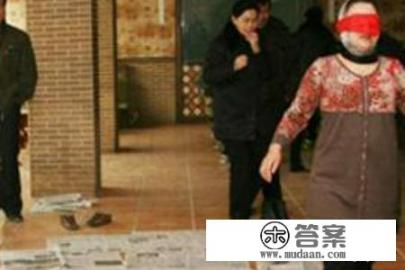 在室内环境中，团队合作类游戏不仅能够增进成员间的默契，还能激发创新思维与信任感，以下是一些精心设计的室内团队合作游戏，旨在通过不同形式的挑战促进团队间的紧密合作与有效沟通。