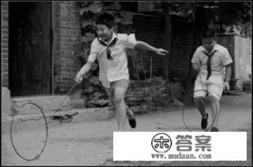 谁还记得儿时的游戏,现在你还蹦的动不? 谁还记得儿时的游戏,现在你还蹦的动不?