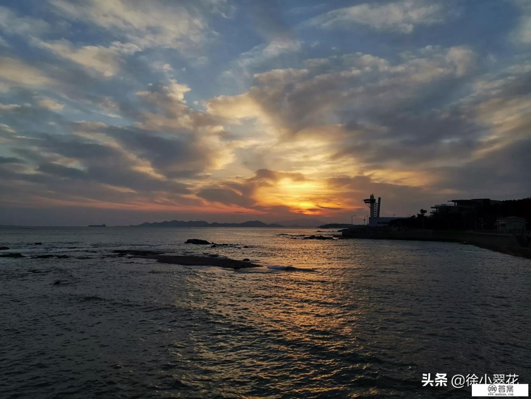 下周要去青岛玩三天，房间定在市北区万达广场附近，带老婆孩子，请推荐一下有哪些好的旅游线路？