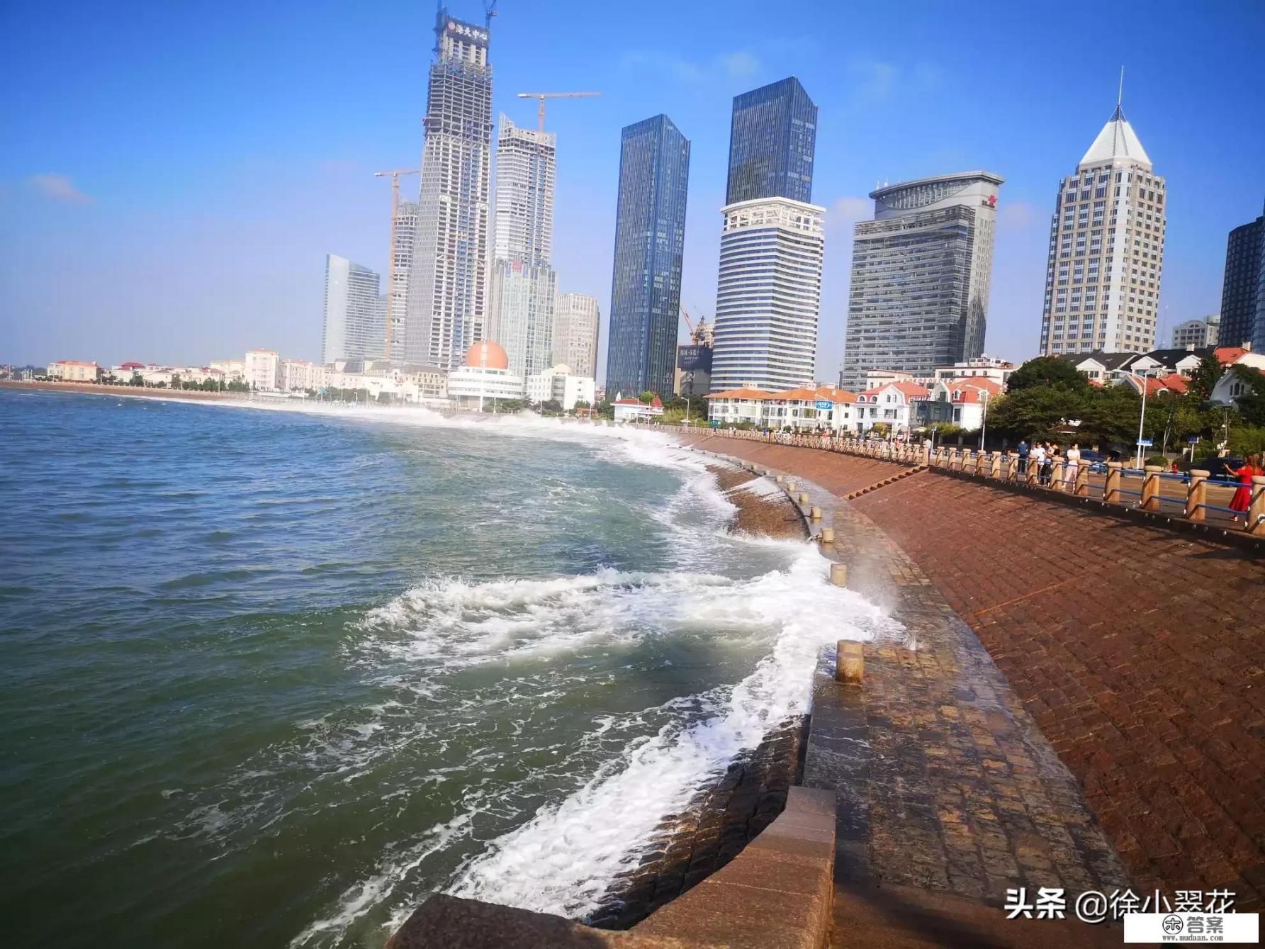 下周要去青岛玩三天，房间定在市北区万达广场附近，带老婆孩子，请推荐一下有哪些好的旅游线路？