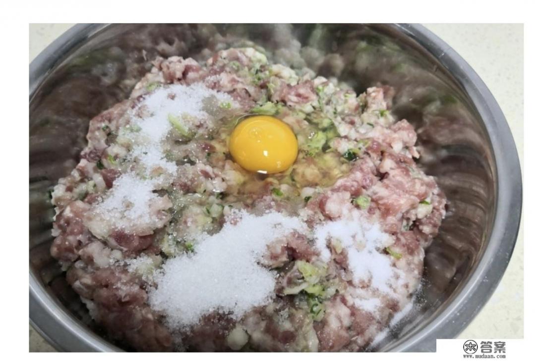 扬州狮子头的做法？