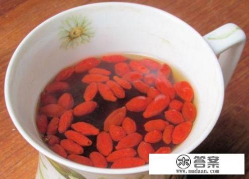 来月经可以喝枸杞泡水吗？
