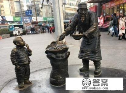 兰州的铜雕塑《热冬果》，明明只有一个馋嘴小童，为何有两个小童的说法？