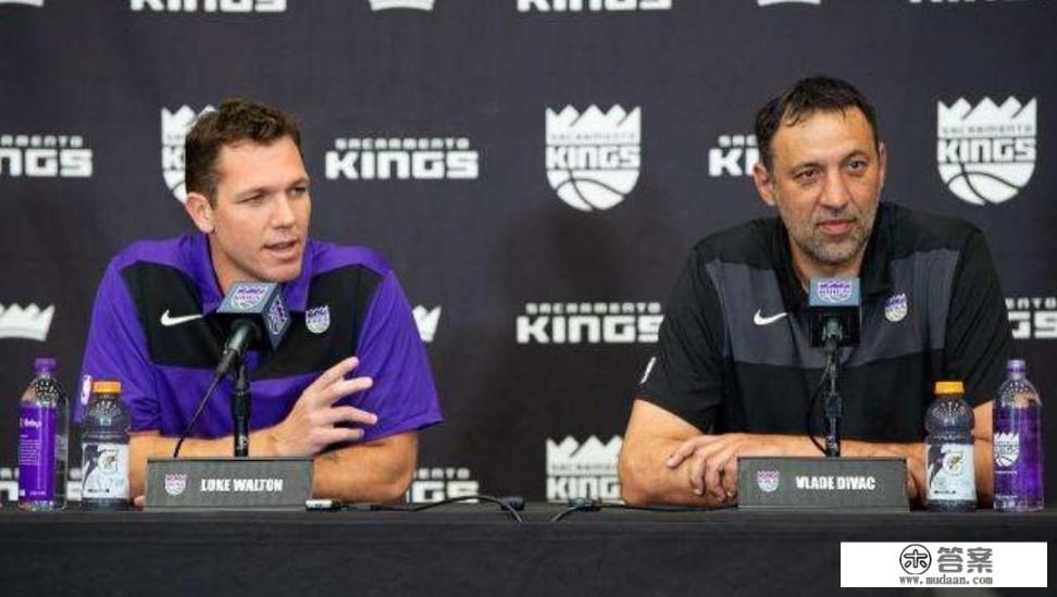 超级蓝国王灯鱼凶吗？