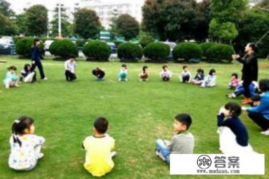 丢手绢游戏规则玩法？