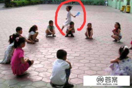 丢手绢游戏规则玩法？