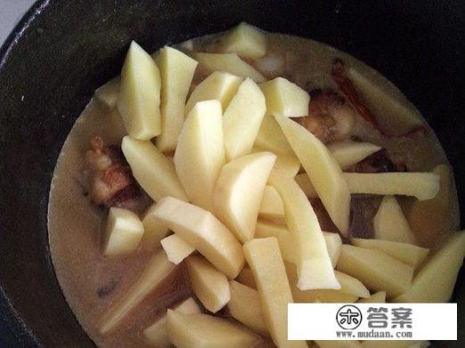 鸡翅根炖土豆怎么做？