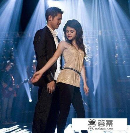 有没有适合大学生看的电影、电视剧、书籍，请推荐几部？