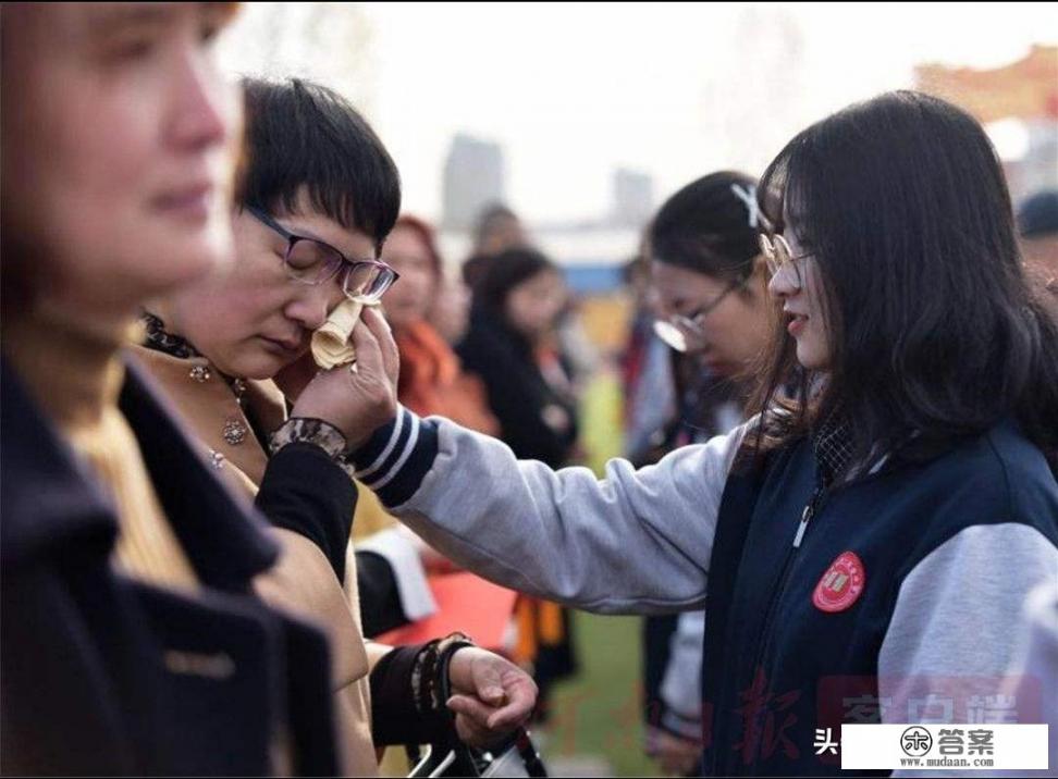 脚骨折第一时间告诉女儿,她却一直没来看我,我该怎么自我安慰? 脚骨折第一时间告诉女儿,她却一直没来看我,我该怎么自我安慰?