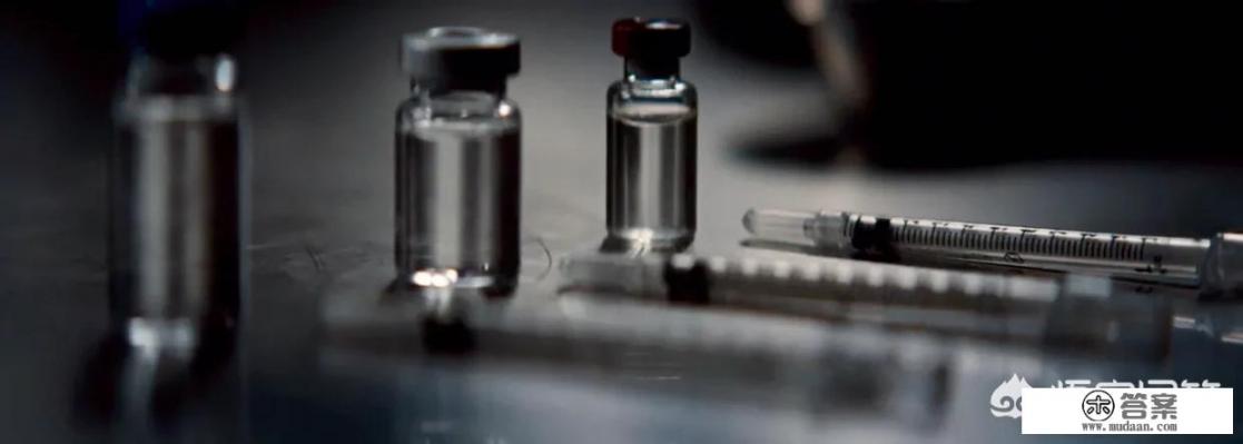 《碟中谍5》开头，女主审阿汤哥时拿的那瓶药水最可能是什么？