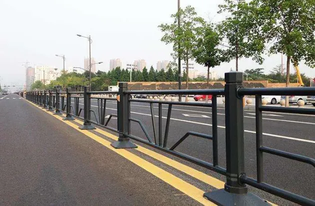 道路护栏应该如何清理? 道路护栏应该如何清理?