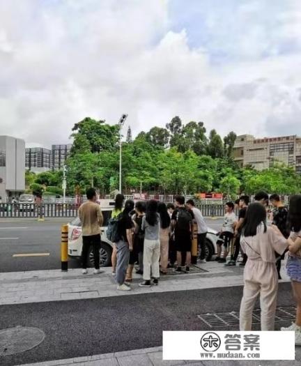 为什么读技校每个学期都要去打工? 为什么读技校每个学期都要去打工?