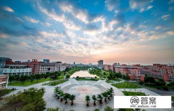 当代大学生应该怎样做？