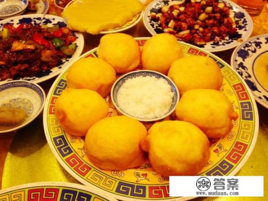 呼伦贝尔学院旁边有小吃吗？