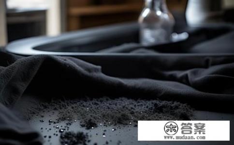 黑色莫代尔衣服掉毛怎么办?很细的那种毛，穿一会身上一身黑，洗的时候盆里也有好多细毛，但是干的时候？黑色莫代尔衣物掉毛如何解决？洗后依旧有细毛脱落问题。黑色莫代尔衣物掉毛原因及清洗方案，洗衣机或手洗处理、强化清洁技巧还是需要专门洗涤剂?