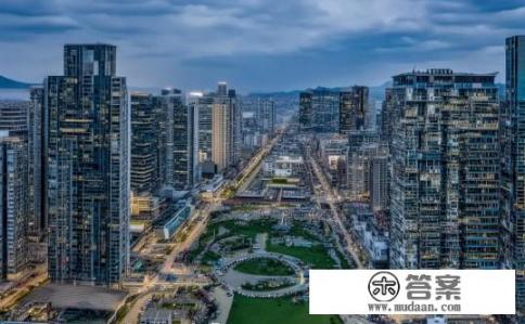 连体三角泳衣搭配？三角泳衣如何搭配更显时尚魅力？如何打造立体流畅的三角泳衣穿着风格？连体或单体泳衣搭配技巧解析