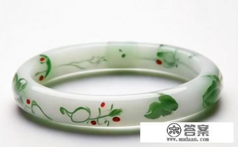 白底飘绿花带一点红色的鸡血玉手镯好吗?是否适合搭配以红底、绿叶及花带为主的白色鸡血玉手镯? 白底飘绿花带一点红色的鸡血玉手镯好吗?是否适合搭配以红底、绿叶及花带为主的白色鸡血玉手镯?