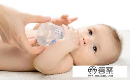 半个月的婴儿一喝白开水就会困，是不是水中毒了？