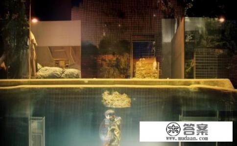 艾布拉姆斯的《镜与灯》中的镜与灯分别指什么？镜与灯中的镜与灯，象征含义揭示几何美学背后的深意