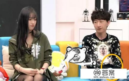 斗鱼爆火黑丝女主播腐团儿再出COS性感新作，却被批评解说能力差，你怎么看？