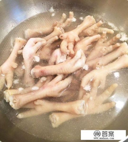 明虾鸡爪煲正宗做法？