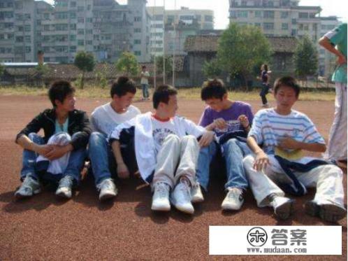 新生军训不到一周,就因宿舍矛盾用水果刀杀死舍友,对此你怎么看?教育应该教什么? 新生军训不到一周,就因宿舍矛盾用水果刀杀死舍友,对此你怎么看?教育应该教什么?