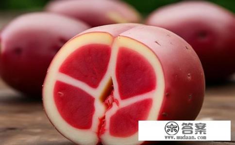 红皮土豆切开里面有红色条纹能吃吗？土豆切开后有红色条纹是否可以食用？