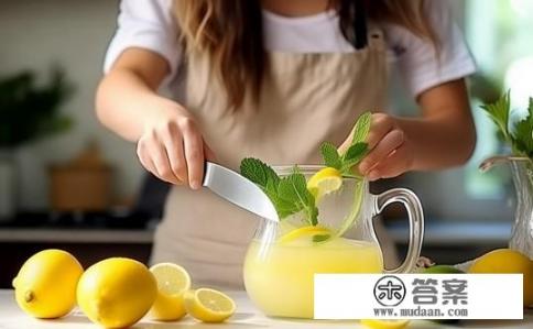 怎么泡柠檬水才正确？如何制作口感清新的柠檬水，让每一口都满载健康与美味?