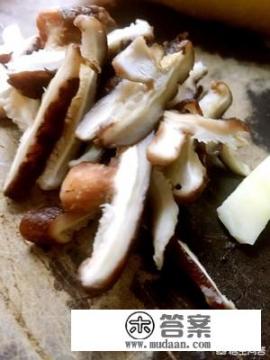 梅州客家人有种相当有特色的美食叫黄粄，是怎么制作的？