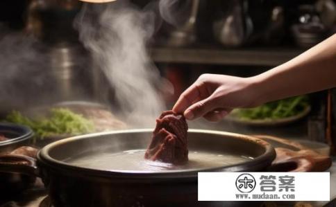 溜肝尖猪肝焯水多久？焯水猪肝一般建议在水中焯烫5-7分钟，以保证其内部的嫩滑口感和去腥味。但具体时间可能会因人而异，取决于烹饪器具、猪肝品质以及个人口味等因素。一般来说，避免长时间高温烹饪，以免破坏猪肝中的营养成分，同时也可减少猪肝的口感和营养价值流失。如果对猪肝的品质或口感有特殊需求，可能需要调整焯水的时间和力度。在选择食用前，最好先进行小块试吃，确保猪肝的鲜美程度符合个人喜好。