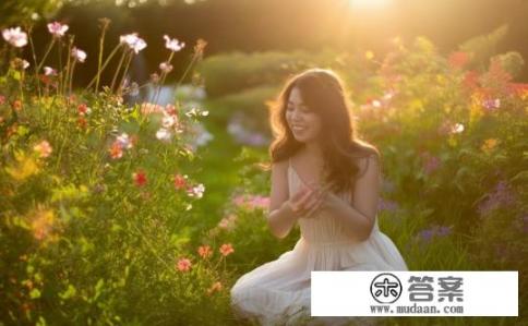 感谢花草陪伴的句子？无花不欢？养护中的绿意与芬芳，花与草之间的心动瞬间