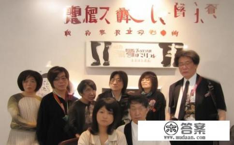 窗户下边很紧上边关不上？窗户的上下窗框是否有紧绷或固定的问题？