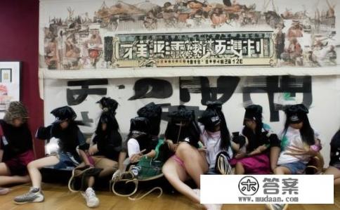 纯牛奶煮后怎么上面是一层白沫底下是水？牛奶煮制时出现白色泡沫与清水交界点，这是什么原因？，简洁明了地概括了牛奶煮制过程中可能出现的现象，同时也包括了关键词，白沫、清水和交界点。关键词清晰地展示了问题所在和影响因素，使得读者能迅速理解所讨论的主题。同时，牛奶煮制也涵盖了整个过程，为后续解释提供了背景信息。