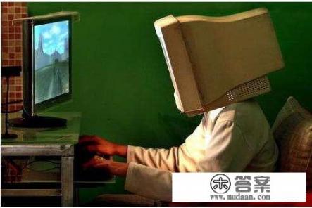 一个母亲对儿子说不要玩游戏了，不要吃快餐有错吗？30岁的人了，游戏真的比家人重要吗？