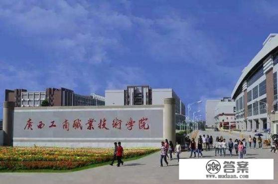 广西医学院是哪一年更名为：广西医科大学的？