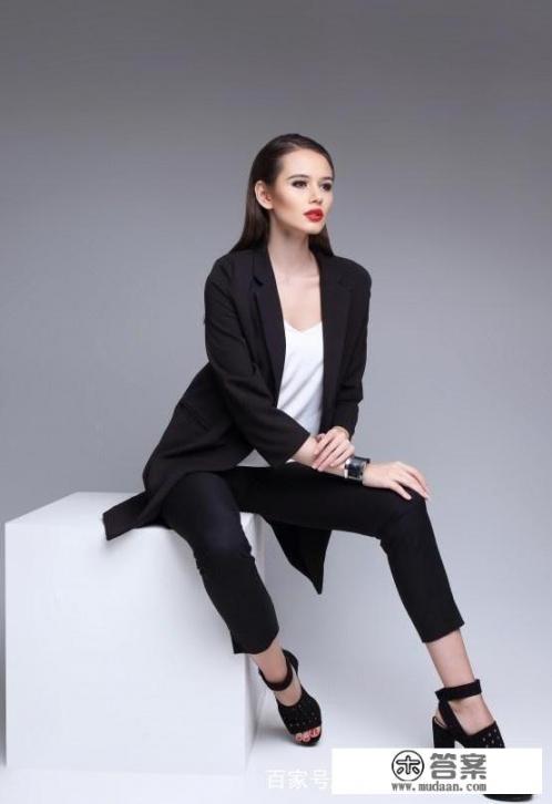 女士正装可以搭配平底鞋吗？