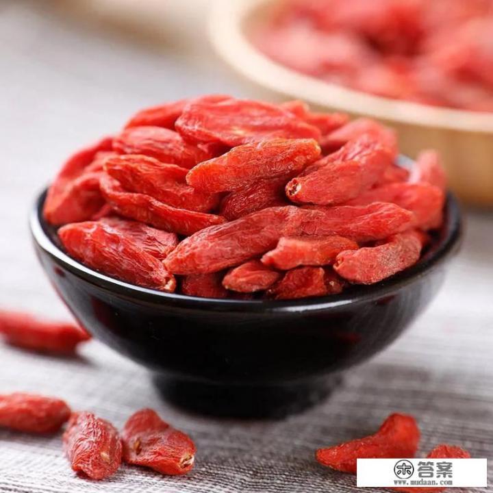 红枸杞和黑枸杞的区别? 红枸杞和黑枸杞的区别?