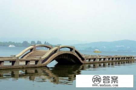 最后一句歌词是举剑问苍天的歌？