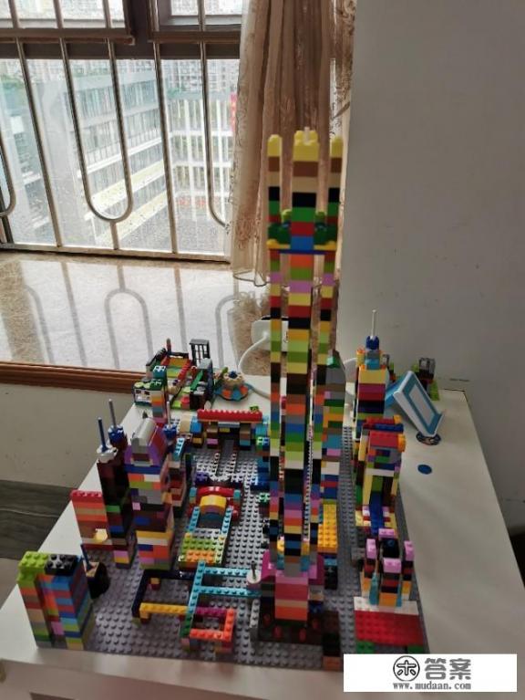 八岁小男孩沉迷拼乐高类积木，特别是两三千片的大作品，连续拼几个小时停不下来，应该怎样引导？