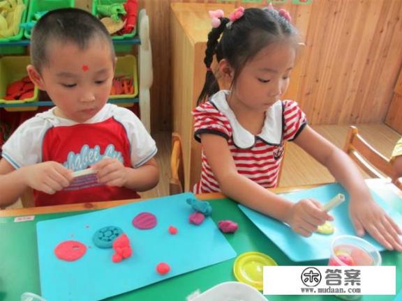 为什么小宝宝看到镜子里自己就会蹭过去？