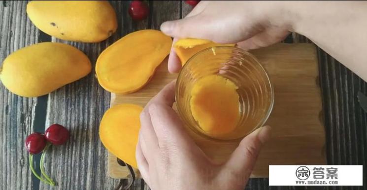芒果削皮方法？